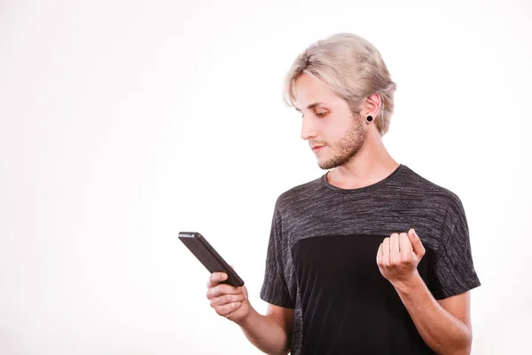 Technologie Komunikace Pohledný Mladý Muž Stylový Zamyšlený Člověk Používající Mobilní — Stock fotografie