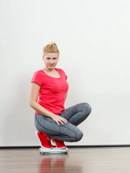 Gesunder Fitter Lebensstil Kontrollierendes Körperkonzept Frau Sportbekleidung Leggings Und Turnschuhen — Stockfoto
