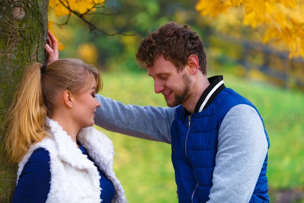 Sezon Mutluluk Insanlar Kavramı Genç Romantik Çift Rahatlatıcı Sonbahar Park — Stok fotoğraf