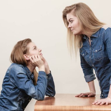 İki kadın tartışıyor, birbirlerine kızıyorlar. Kadın ağzı, cehaleti..