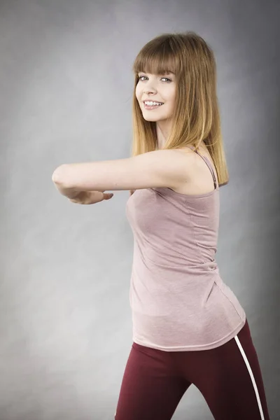 Mujer Joven Haciendo Ejercicio Casa Estirando Cuerpo Entrenamiento Casa Estar —  Fotos de Stock