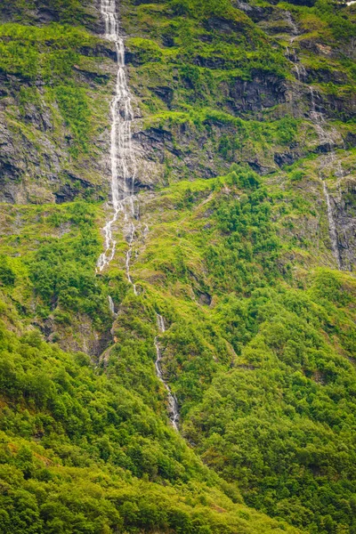 在大自然的美 在夏天挪威山瀑布 — 图库照片