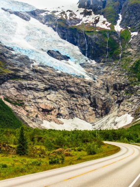 Sogn og Fjordane ilçesindeki Sogndal Belediyesinin Fjaerland bölgesinde Boyabreen Buzulu, Norveç.
