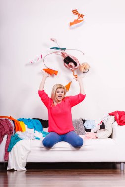 Evde, ev görevleri dağınıklığı kavramı karışıklık. Kanepeye, yalan kadın giysileri saldırmış