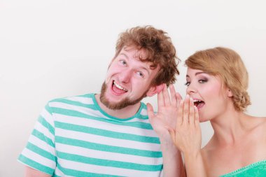 Tatlı kadın şaşkın bir şaşırmış adam bazı sırları, çift söz söylemek
