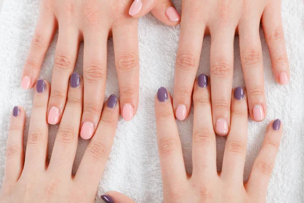 Onherkenbaar Vrouw Presentatie Van Haar Prachtige Beschilderde Gel Hybride Nagels — Stockfoto