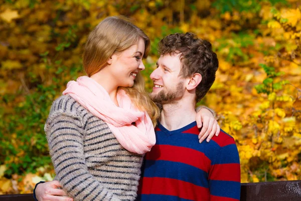 Conceitos Amor Outono União Relacionamento Jovem Casal Romântico Sentado Banco — Fotografia de Stock