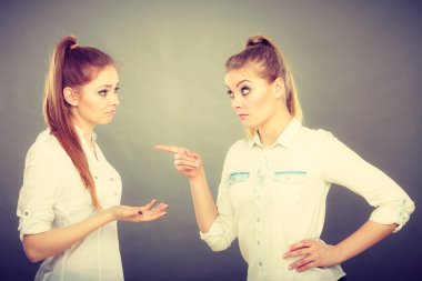 Kişiler arası çatışma, kötü ilişkiler, dostluk zorluklar kavramı. İki genç kadın arkadaşlar arasında kavga.