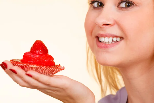 Süßigkeiten Junk Food Zuckerversuchung Auf Diätkonzept Frau Hält Süßen Leckeren — Stockfoto