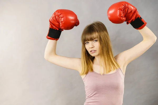 Kırmızı Boks Eldiveni Giyen Sporcu Bir Kadın Dövüşüyor Gri Arkaplan — Stok fotoğraf