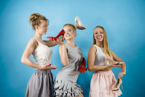 Tres Mujeres Magníficas Estilista Moda Presentando Zapatos Elegantes Sensual Presentación —  Fotos de Stock