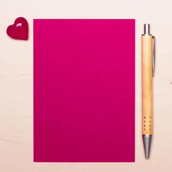 Feuille Papier Vierge Rose Avec Symbole Amour Coeur Stylo Sur — Photo