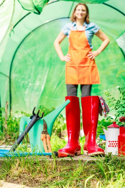 Peralatan Berkebun Luar Ruangan Kebun Air Sepatu Karet Merah Bisa — Stok Foto