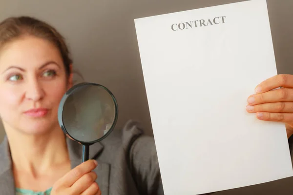 Contracten Overeenkomsten Concept Volwassen Schoonheid Vrouw Jas Weergegeven Contract Houden — Stockfoto