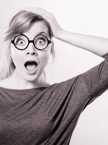 Концепция шока и неверия. Удивлённая девушка с широко раскрытым ртом. Удивительная женщина выглядит очень шокированной. Язык лица и тела.