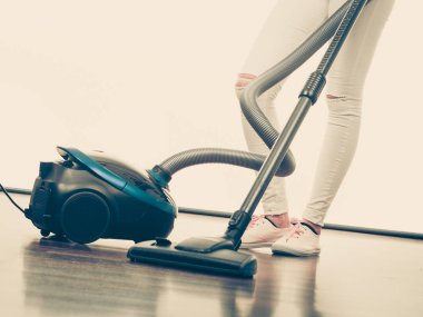 Görevleri kavramı kat Hizmetleri Temizlik araçları ve cihazlar, ev halkı. Kadın bacakları ve elektrikli süpürge