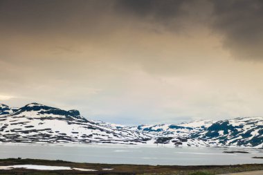 Yürüyüş alanı, doğal dağlar manzara, tepeler ve donmuş gölün Norveç