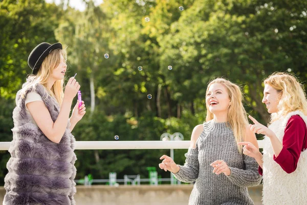 Vakantie Vreugde Vriendschap Concept Vrouwen Vrienden Hebben Plezier Blazen Zeepbellen — Stockfoto