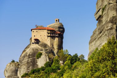 Manastır cliff Meteora, Aziz Nikolaos Anapausas Manastırı, Thessaly Yunanistan üzerinde. Yunan yerler