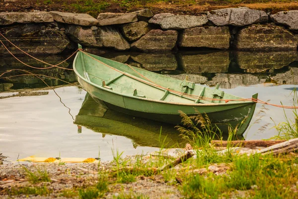 Маленький Човен Воді Річки Або Поверхні Озера Зеленій Природі — стокове фото
