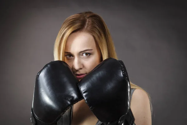 Deportivo Juego Limpio Cuerpo Fuerte Mujer Joven Luchando Contra Boxeo —  Fotos de Stock