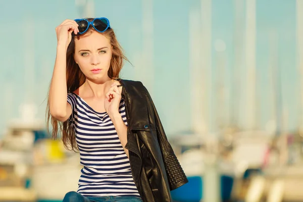観光では リラックスし 概念を人々 します ファッションに対してポートのヨット マリーナに青いハート型のサングラスを掛けたブロンドの女の子 — ストック写真