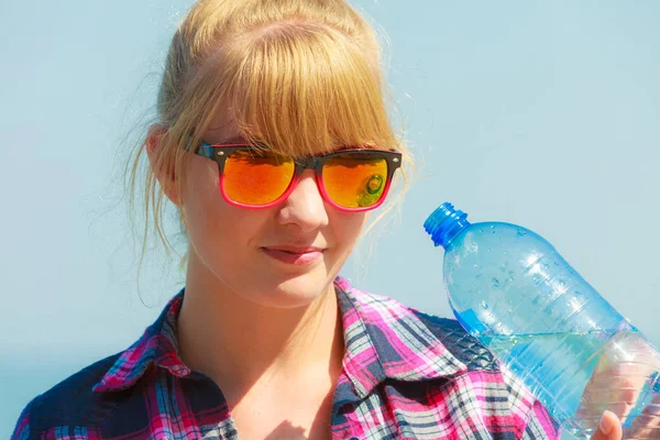 バック グラウンドで若い観光客女性飲料水屋外海 — ストック写真
