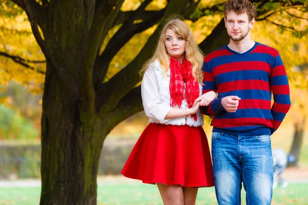 Mevsim, mutluluk ve insan konsepti. İlişkiler ve duygular. Sonbahar parkında dinlenen genç çift güneşli bir günde romantik bir buluşmanın tadını çıkarıyor..