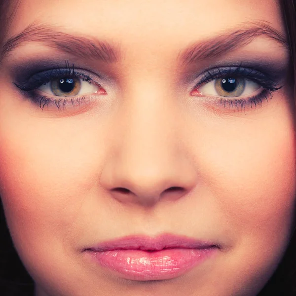 Kadınların Zarafeti Güzelliği Güzel Siyah Gözlü Güzel Bir Kadın Yüzü — Stok fotoğraf