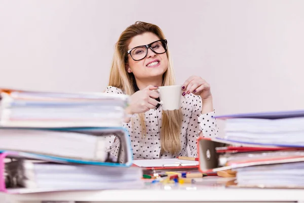 Mulher Feliz Escritório Bebendo Café Quente Chá Desfrutando Seu Tempo — Fotografia de Stock