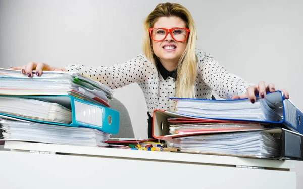 Focused Business Woman Feeling Energetic Sitting Working Desk Full Documents — Stock Photo, Image