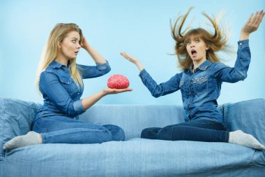 Dostluk, insan ilişkileri kavramı. İki kadın arkadaş veya kot gömlek giymiş kız kardeşim sorun holding sahte beyin çözme hakkında düşünme.