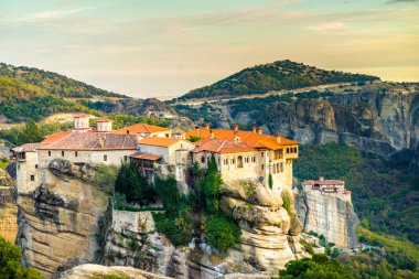 Meteora, Thessaly Yunanistan cliff üzerinde kutsal Varlaam ve Rousanou manastır. Yunan yerler
