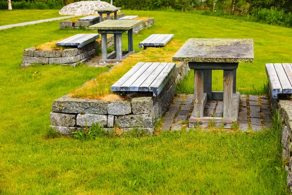 Tavolo Panche Norvegesi Picnic Sul Prato Verde Scandinavia Europa — Foto Stock