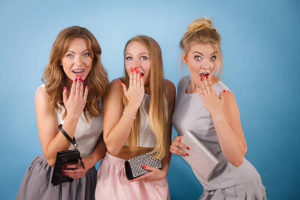 Şok olmuş genç zarif kadınlar cüzdanı alışverişe ya da partiye hazır tutuyorlar, satışları görüyorlar..