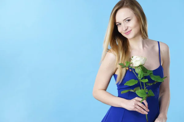 Attraktiv Blond Ung Kvinna Håller Vit Ros Blomma Alla Hjärtans — Stockfoto