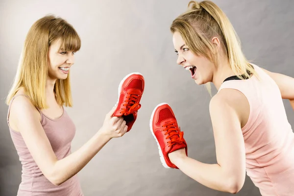 Agresif kadınlar sahip iddia ayakkabı, kız arkadaşım korkmuş halin kullanarak mücadele. Violance kavramı.
