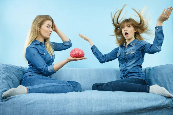 Dostluk, insan ilişkileri kavramı. İki kadın arkadaş veya kot gömlek giymiş kız kardeşim sorun holding sahte beyin çözme hakkında düşünme.