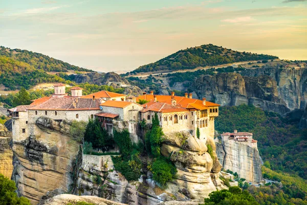 Meteora, Thessaly Yunanistan cliff üzerinde kutsal Varlaam ve Rousanou manastır. Yunan yerler