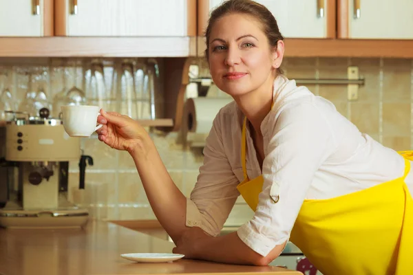 Pensive Mulher Madura Avental Segurando Xícara Café Cozinha Mulher Dona — Fotografia de Stock