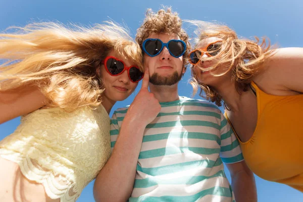 Dostluk mutluluk yaz özgürlük kavramı. Grup arkadaşları çocuk iki kız açık, eğleniyor renkli güneş gözlüğü sevinç oynak ruh hali, geniş açılı görünüş