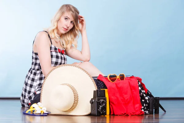 Verpakking Voor Journay Reizen Concept Jonge Vrouw Zittend Vloer Met — Stockfoto