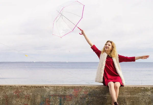 空に対して透明な傘を持って幸せなエレガントな大人の女性 天気予報の概念 — ストック写真