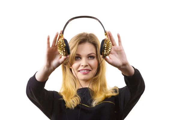 Teenager Junge Grunge Frau Mit Trendigen Kopfhörern Mit Goldenen Spikes — Stockfoto