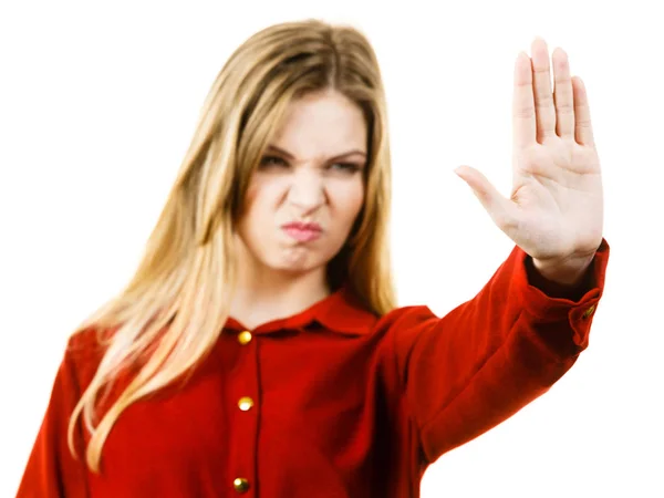女性は否定している 彼女の手の手のひらを使用して停止記号ジェスチャーを示す女性 — ストック写真