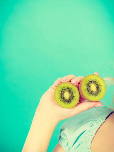 健康的饮食 刷新富含维生素的食物 女人抱着甜甜的美味绿色奇异果 — 图库照片