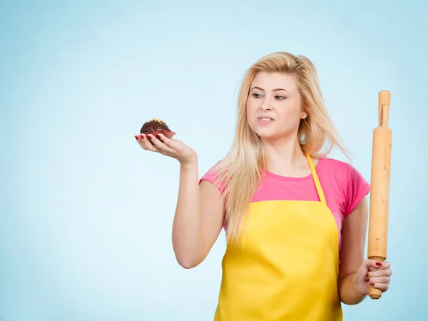 Sütés Finom Desszertek Édességek Haza Fogalmát Finom Csokoládé Cupcake Sodrófa — Stock Fotó