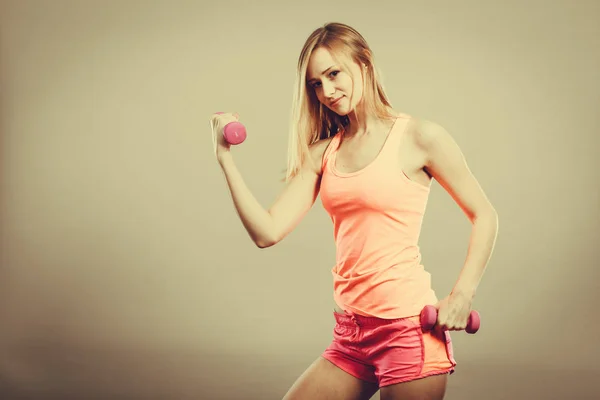 Bodybuilding Strong Fit Woman Exercising Dumbbells Muscular Blonde Girl Lifting — Stock Photo, Image