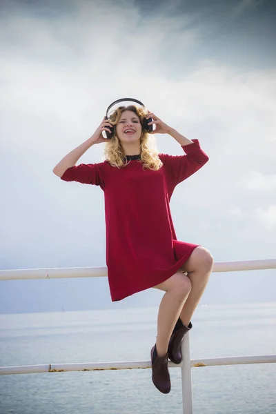 Glad Glad Kvinna Lyssnar Musik Medan Utomhus Tonåring Kvinna Bär — Stockfoto
