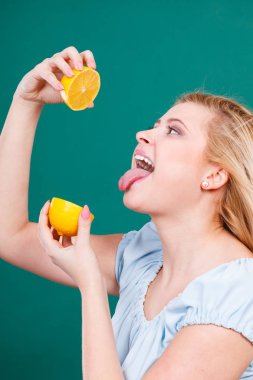 Sağlıklı beslenme, gıda vitamin tam yenileniyor. Sulu meyve, sarı limon suyu içme kadın